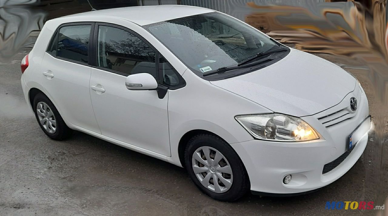 2012' Toyota Auris photo #1