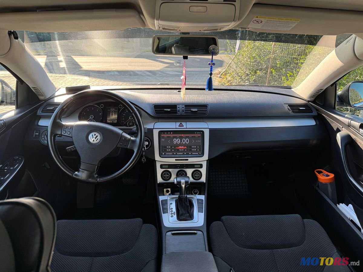 2009' Volkswagen Passat photo #3