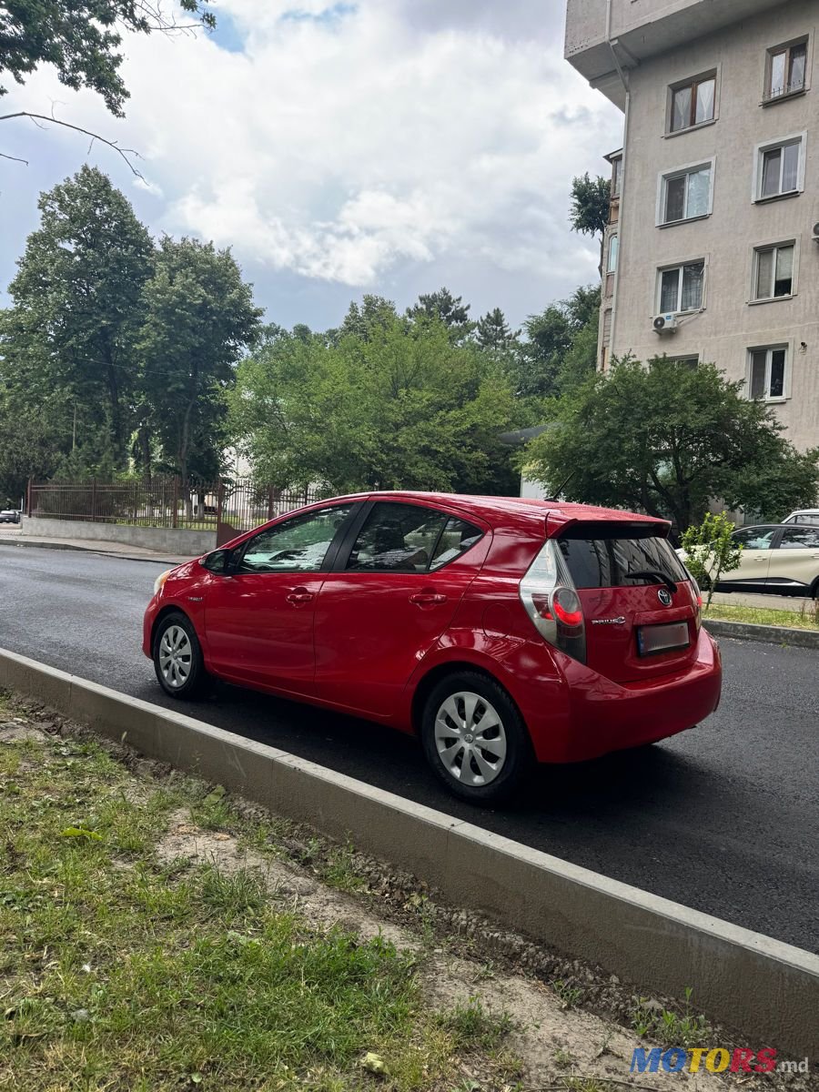 2013' Toyota Prius c photo #2