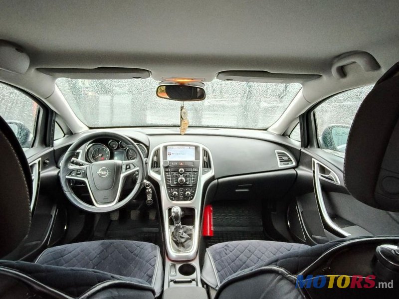 2011' Opel Astra photo #3
