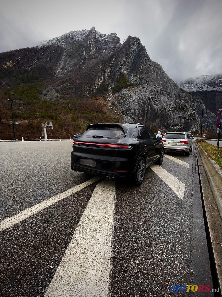2023' Porsche Cayenne photo #5