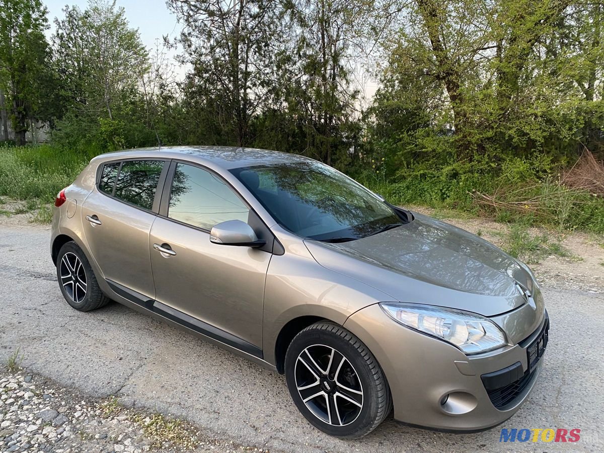 2011' Renault Megane photo #1