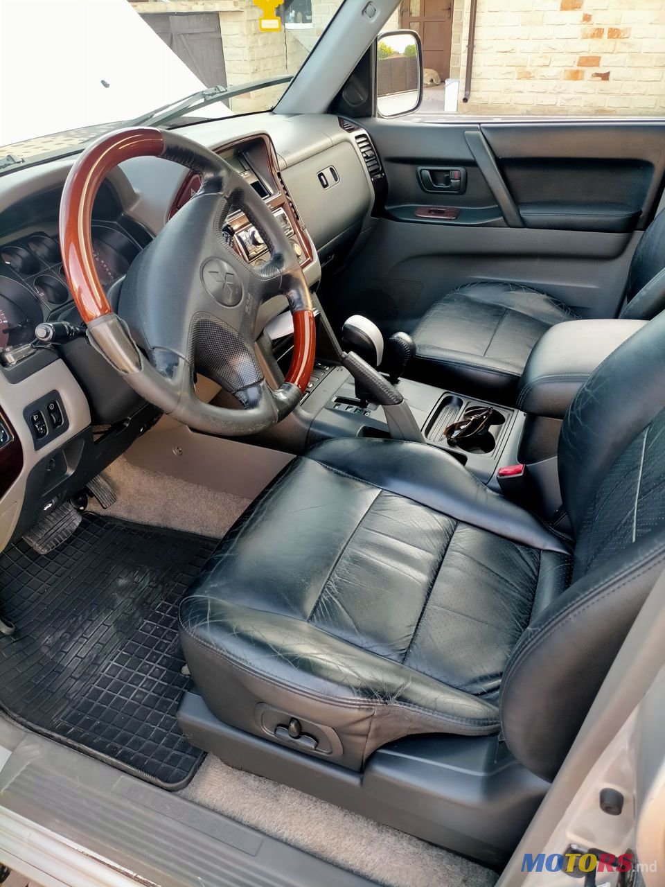 2001' Mitsubishi Pajero photo #5