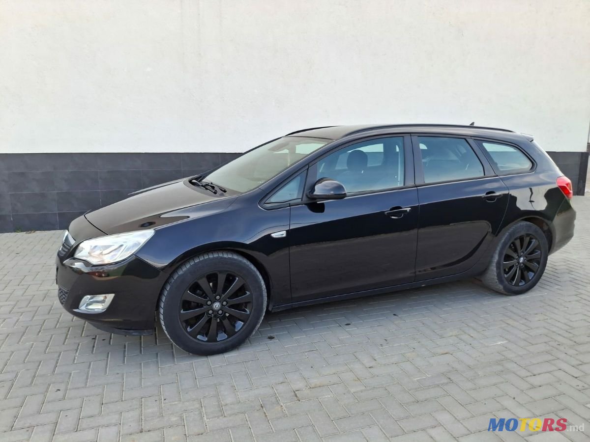 2011' Opel Astra photo #3