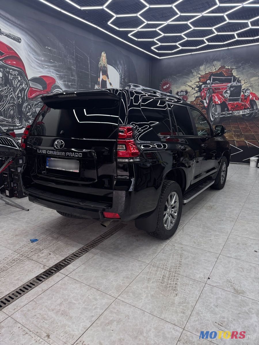2019' Toyota Land Cruiser Prado photo #3