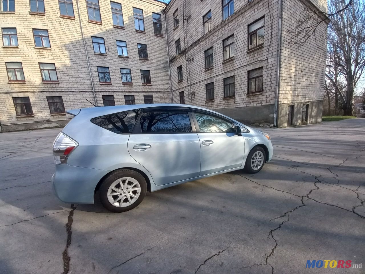 2013' Toyota Prius v photo #2