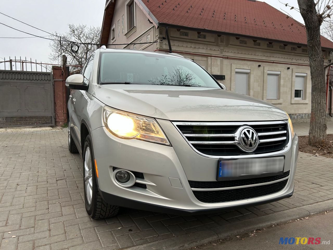 2011' Volkswagen Tiguan photo #1