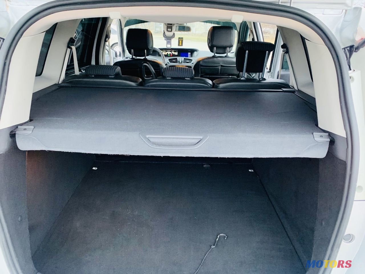 2012' Renault Grand Scenic photo #3