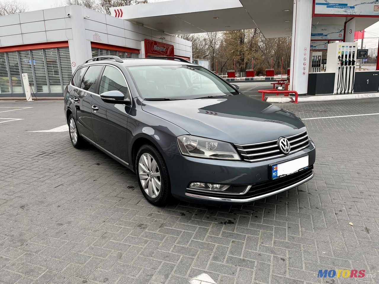 2011' Volkswagen Passat photo #2