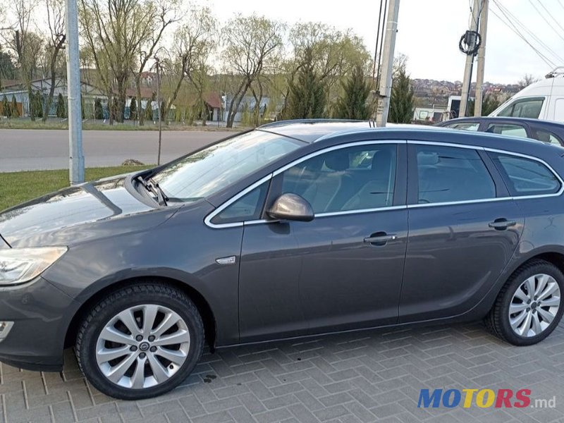 2011' Opel Astra photo #2