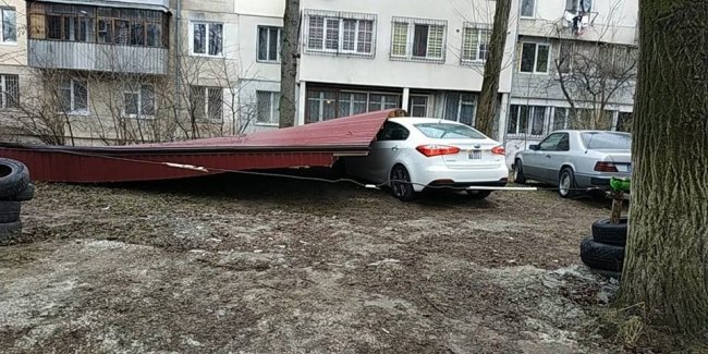 Сильный ветер сорвал крышу с дома на Рышкановке, она упала на припаркованный автомобиль