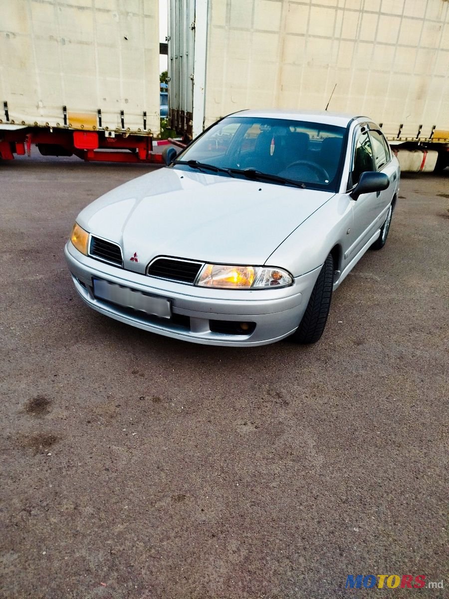 2002' Mitsubishi Carisma photo #2