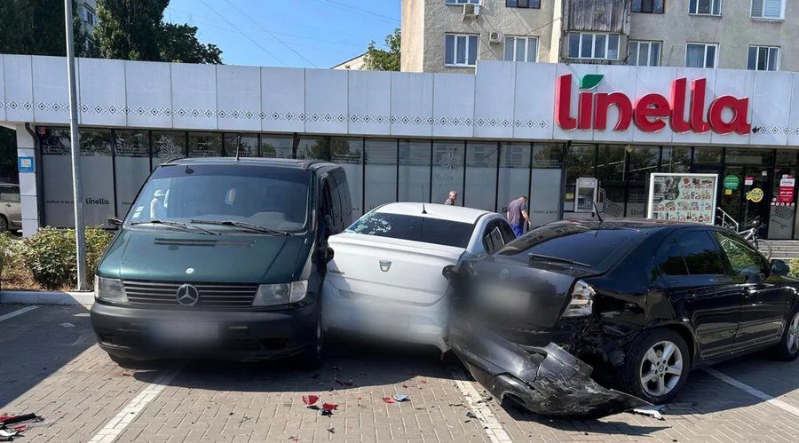 В столице 3 авто получили серьезные повреждения на парковке у магазина