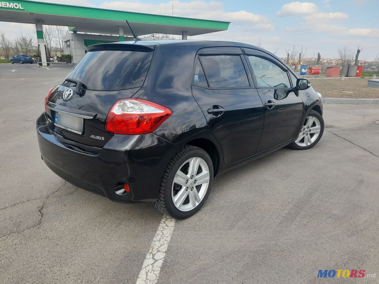 2011' Toyota Auris photo #2