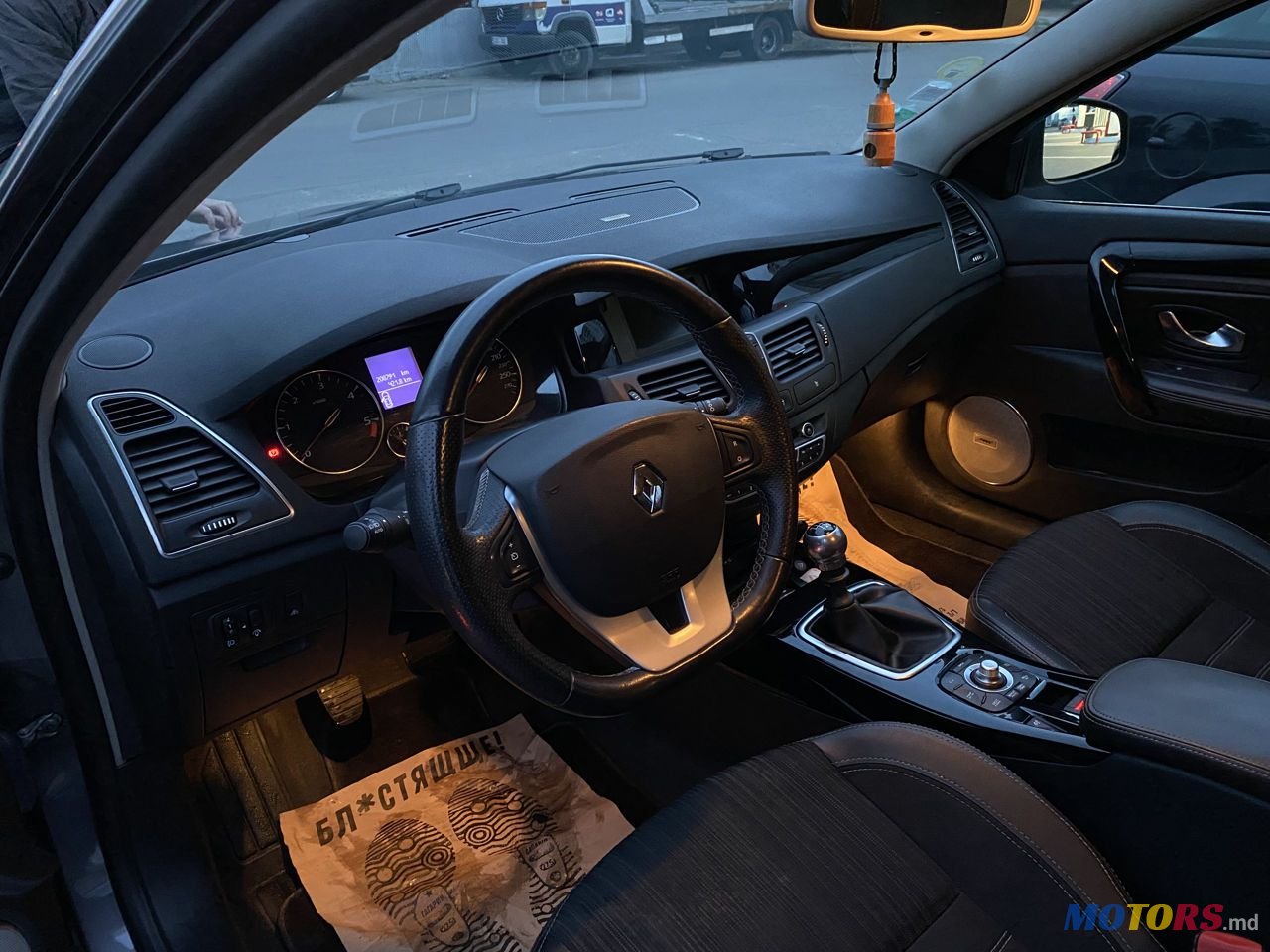 2012' Renault Laguna photo #3