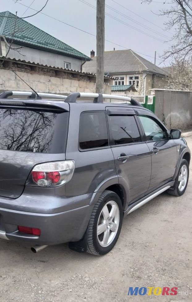 2006' Mitsubishi Outlander photo #2