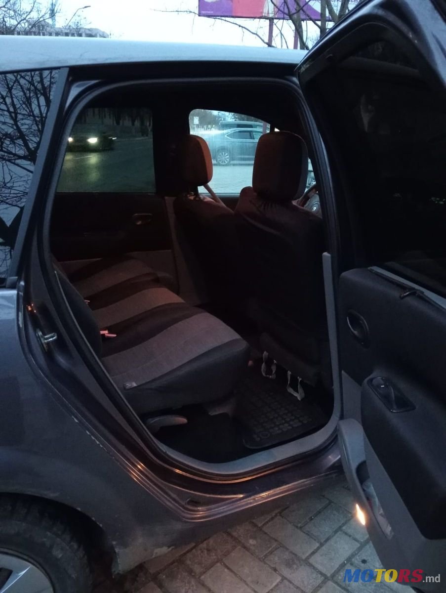 2005' Renault Grand Scenic photo #2