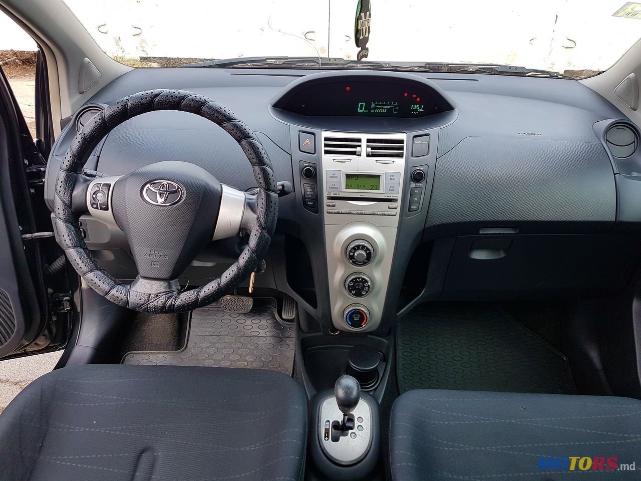 2008' Toyota Yaris photo #4