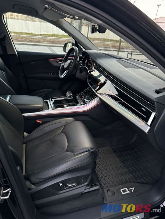 2020' Audi Q7 photo #2