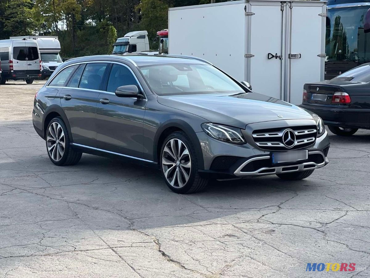 2017' Mercedes-Benz E-Class Wagon photo #1