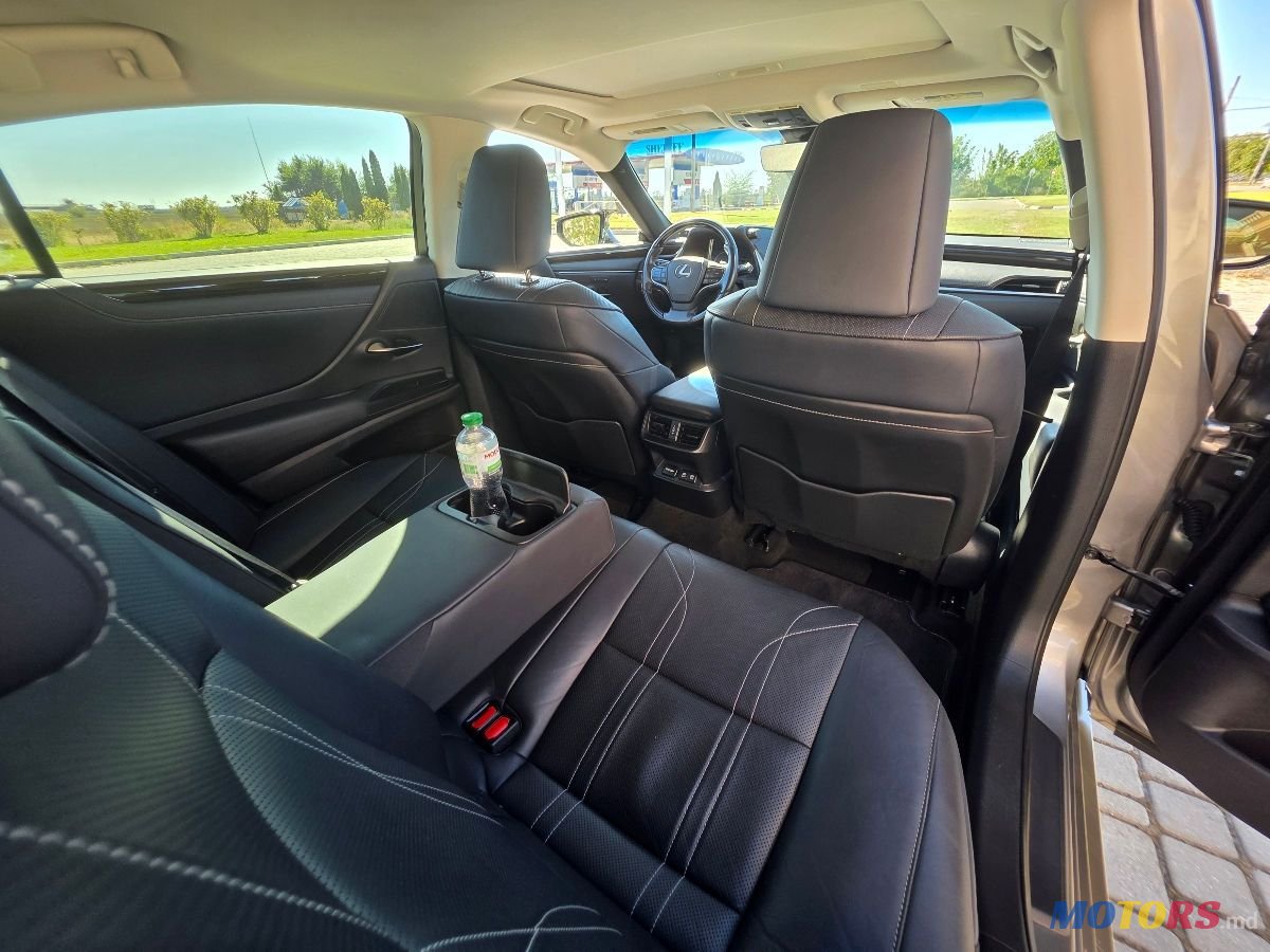 2019' Lexus Es Series photo #5