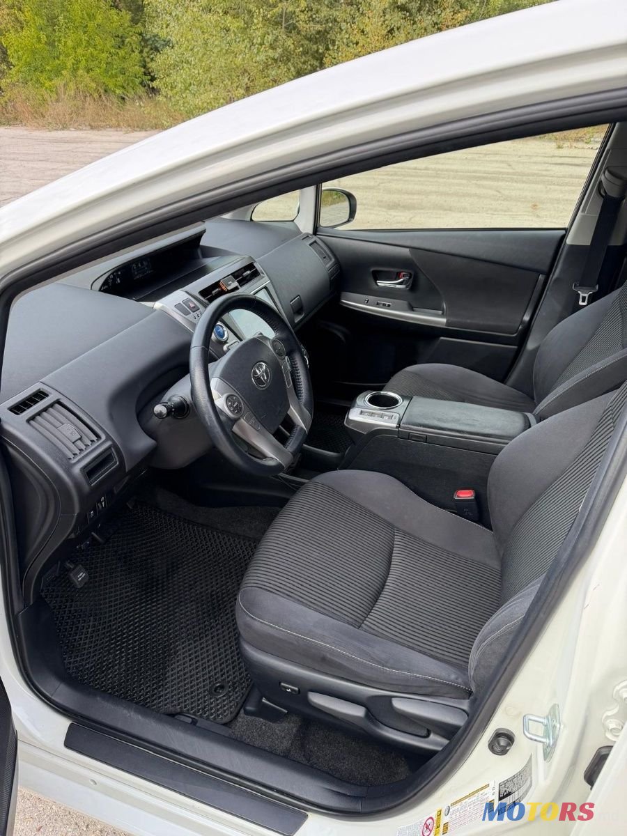 2017' Toyota Prius v photo #4