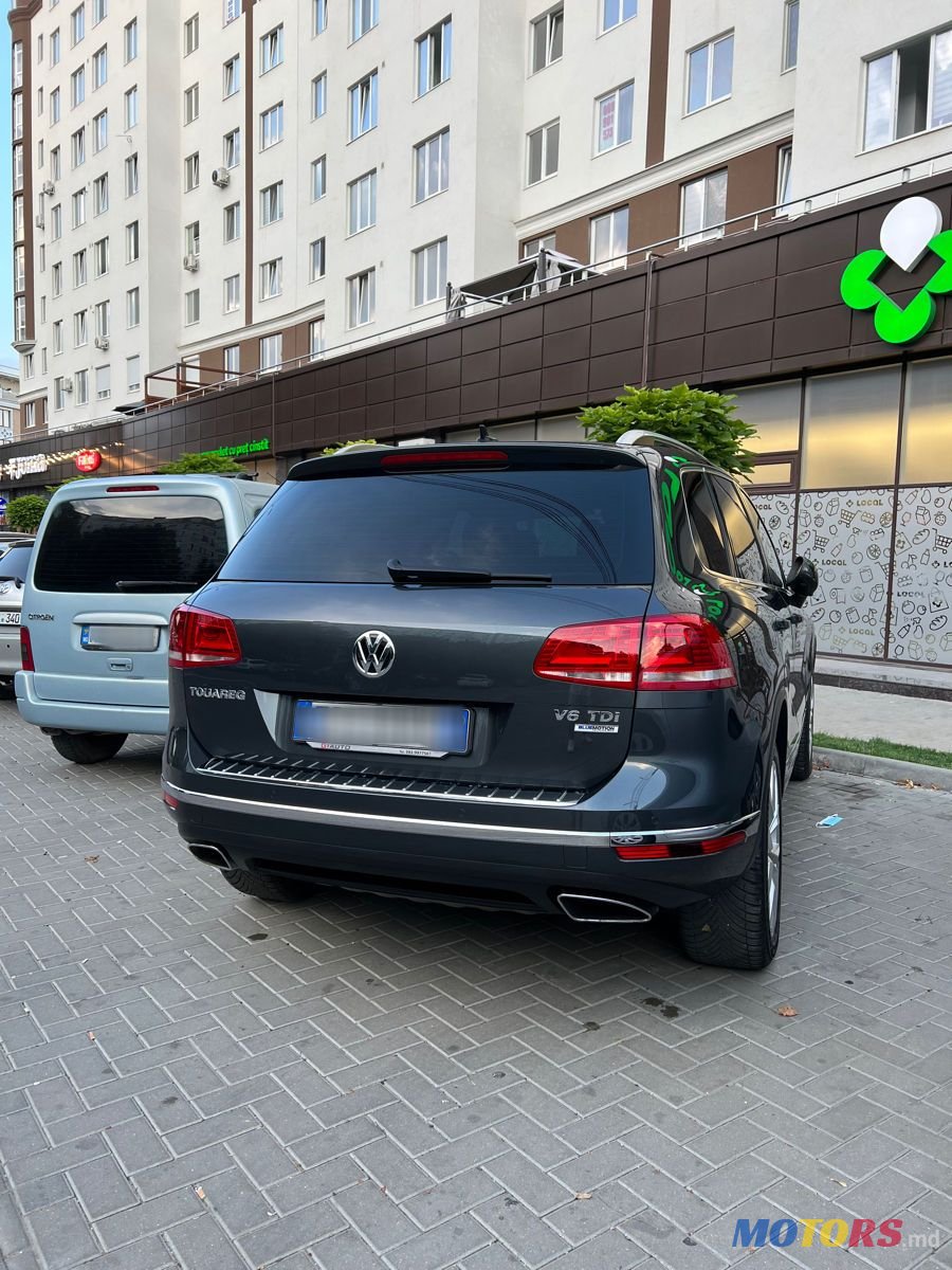 2016' Volkswagen Touareg photo #2