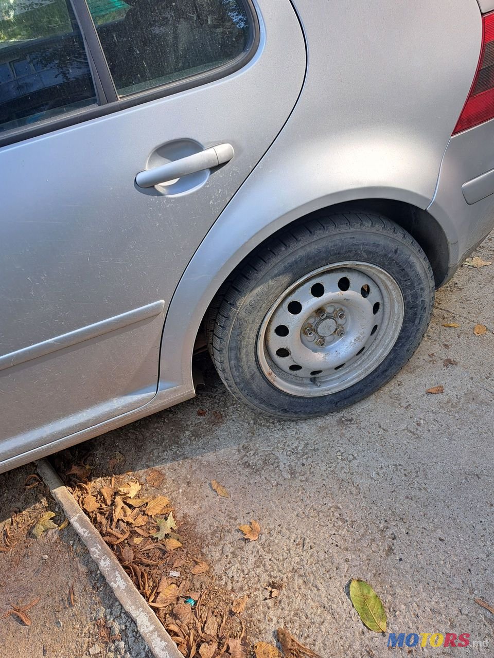 2002' Volkswagen Golf photo #1