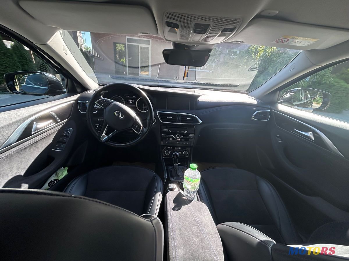 2016' Infiniti Q30 photo #1