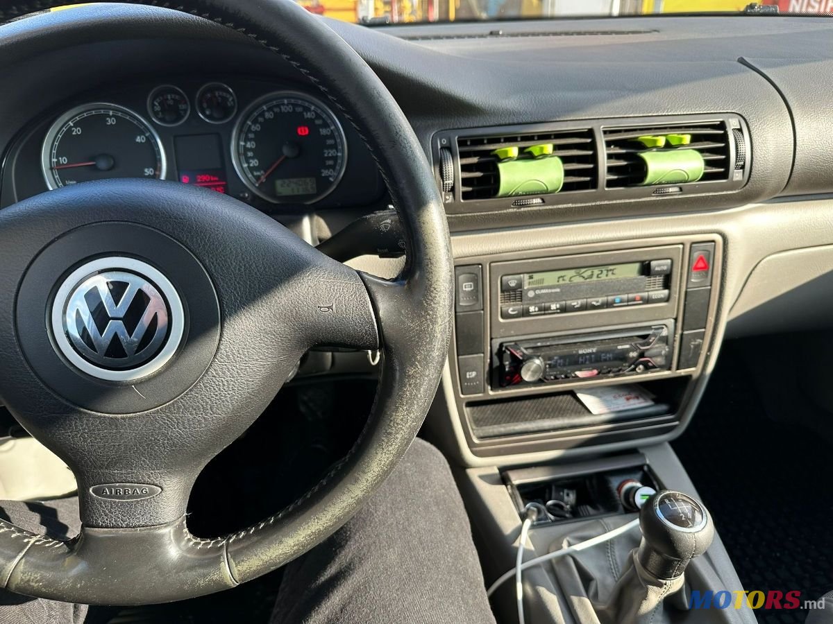 2002' Volkswagen Passat photo #2