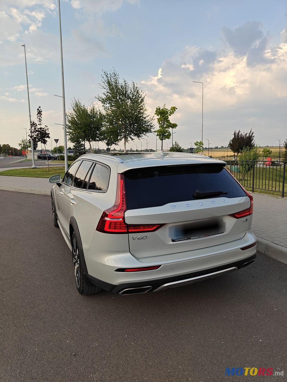 2020' Volvo V60 Cross Country photo #4