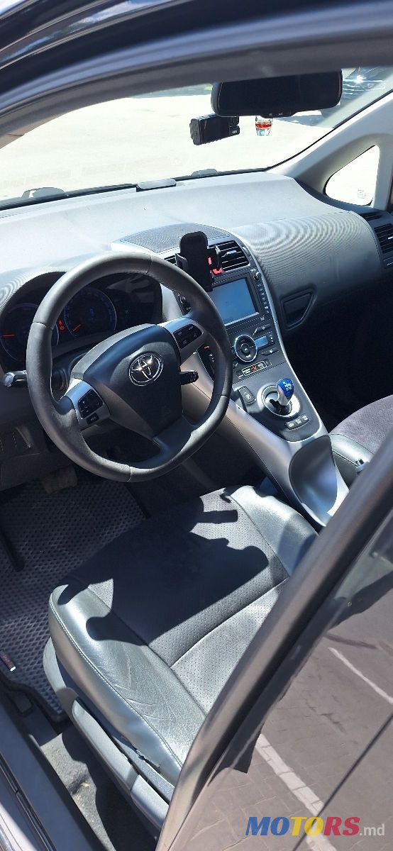 2011' Toyota Auris photo #6