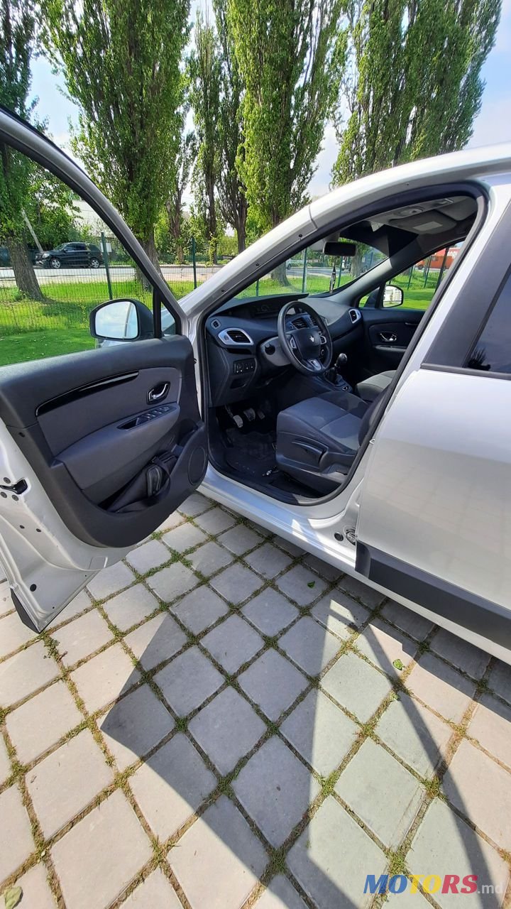 2012' Renault Grand Scenic photo #5