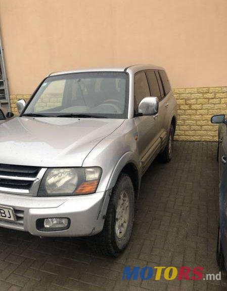 2001' Mitsubishi Pajero photo #1