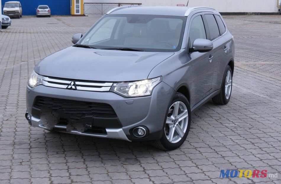 2015' Mitsubishi Outlander photo #2