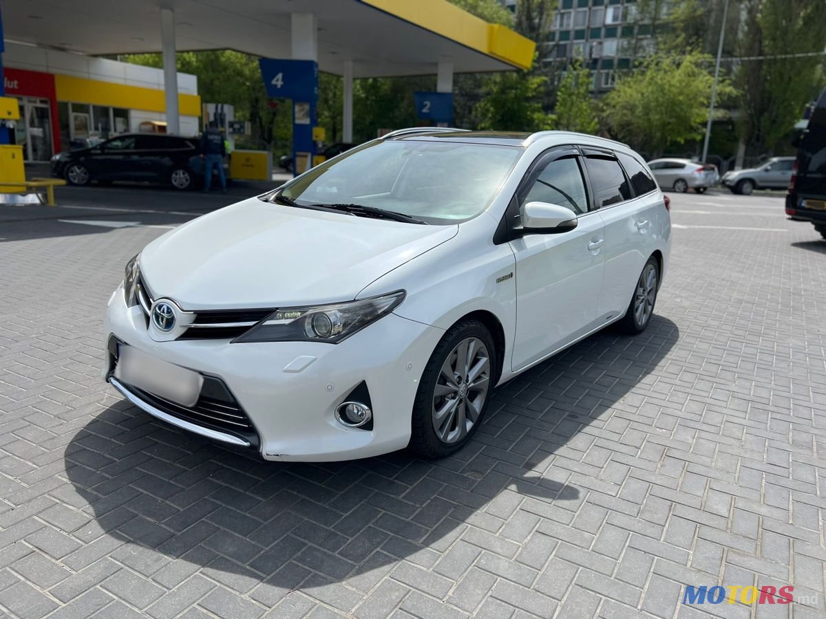 2013' Toyota Auris photo #2