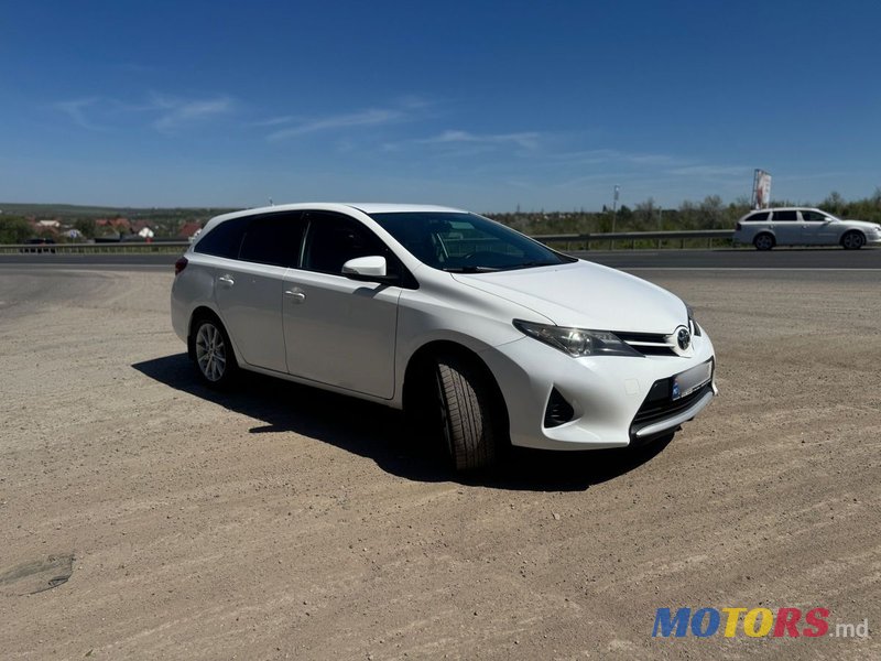 2013' Toyota Auris photo #2