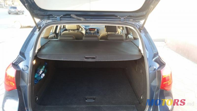 2011' Opel Astra photo #3