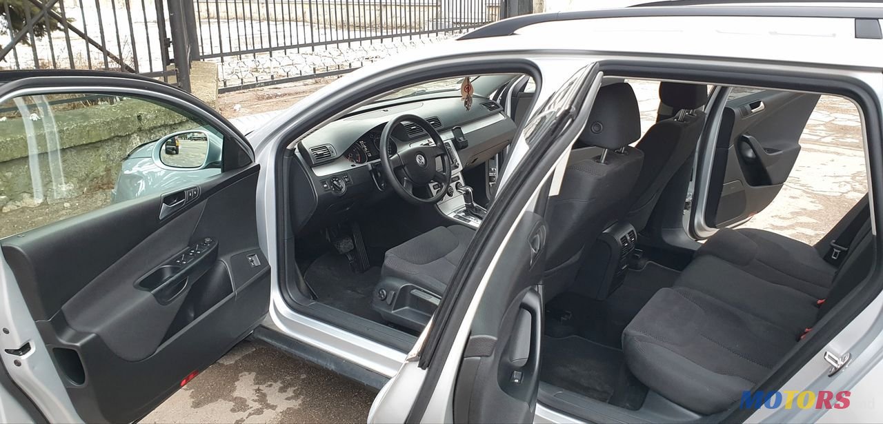 2009' Volkswagen Passat photo #6