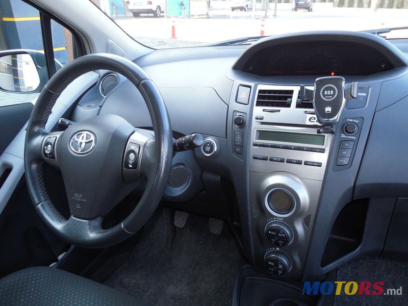 2011' Toyota Yaris photo #3
