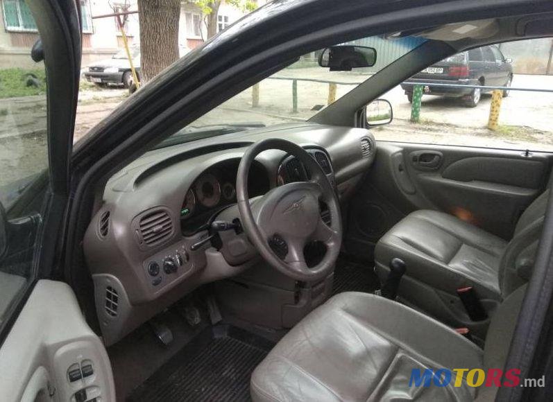 2001' Chrysler Grand Voyager photo #2