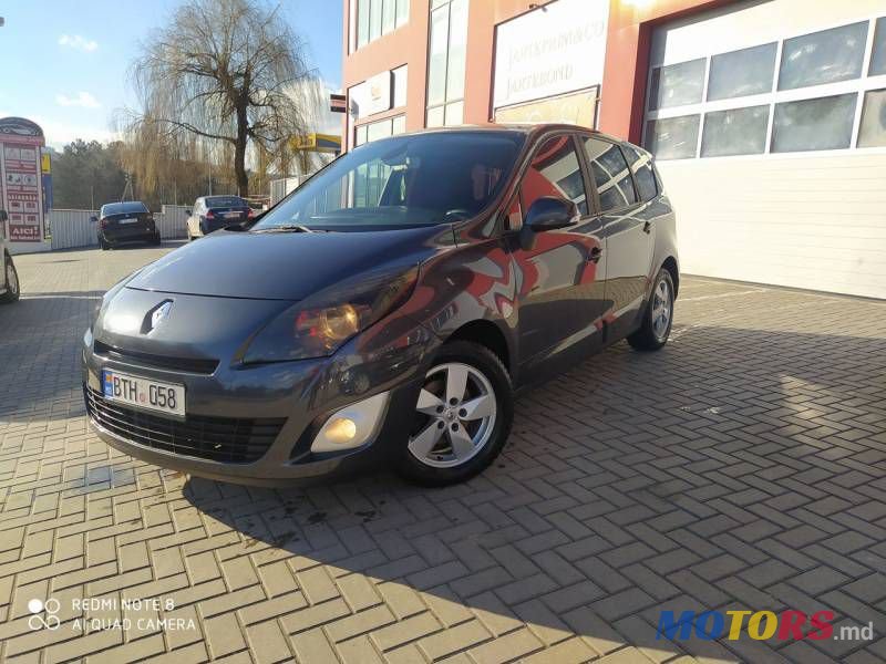2011' Renault Grand Scenic photo #1