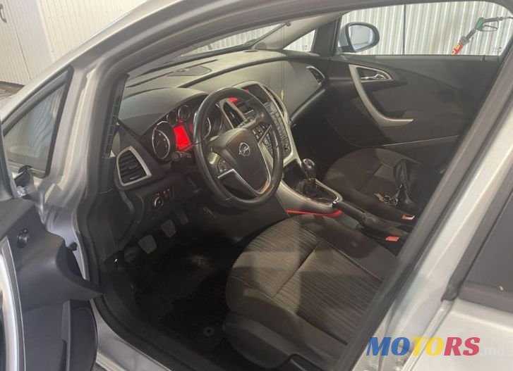 2012' Opel Astra photo #4