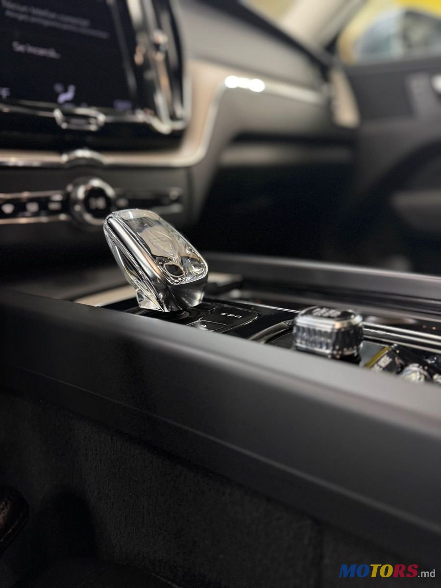 2020' Volvo XC60 photo #4