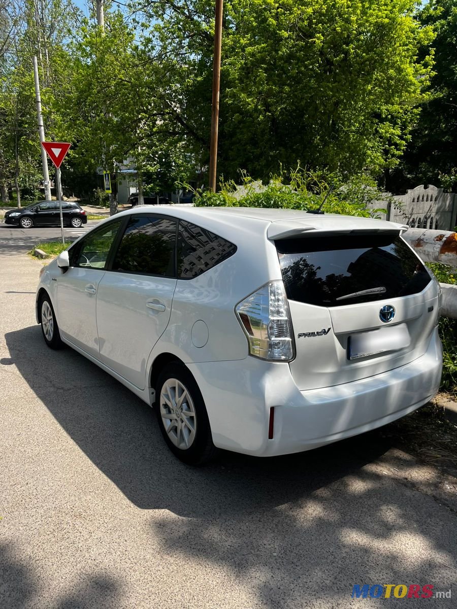 2012' Toyota Prius v photo #5