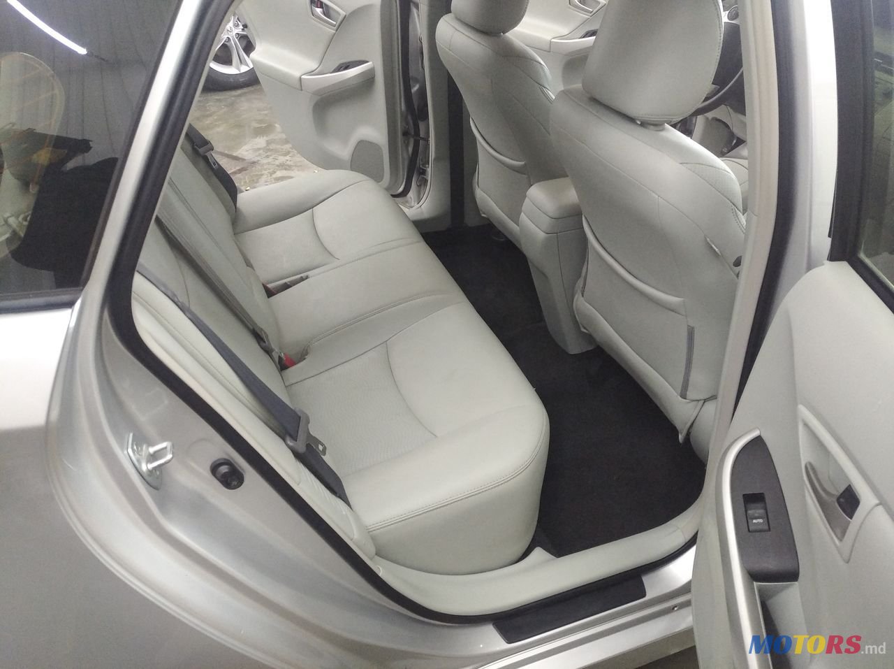 2013' Toyota Prius Plus photo #6