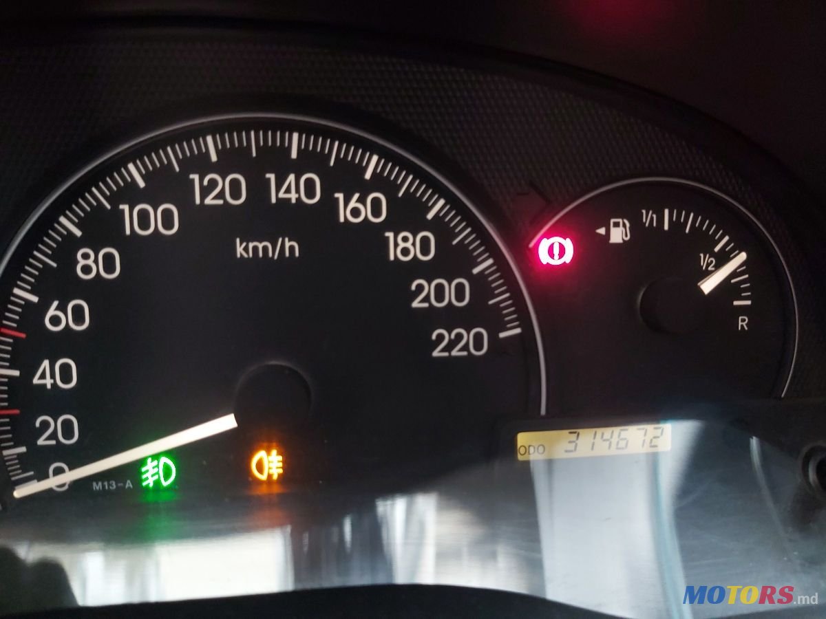 2002' Toyota Avensis Verso photo #4