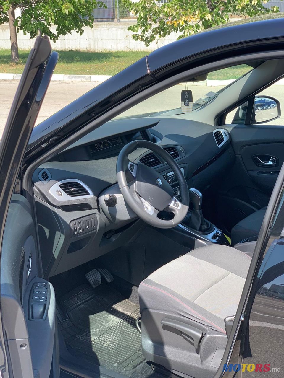 2012' Renault Grand Scenic photo #6