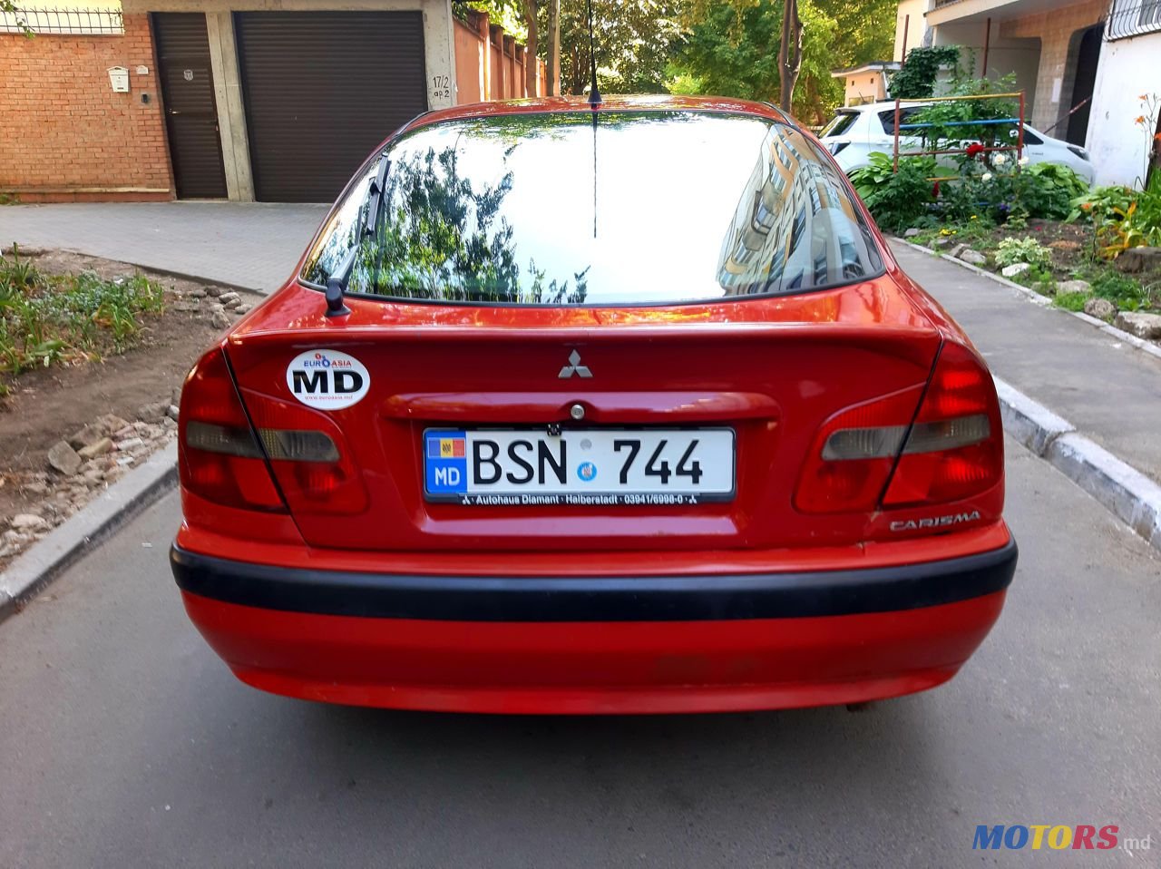 2002' Mitsubishi Carisma photo #1