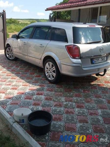 2010' Opel Astra photo #2